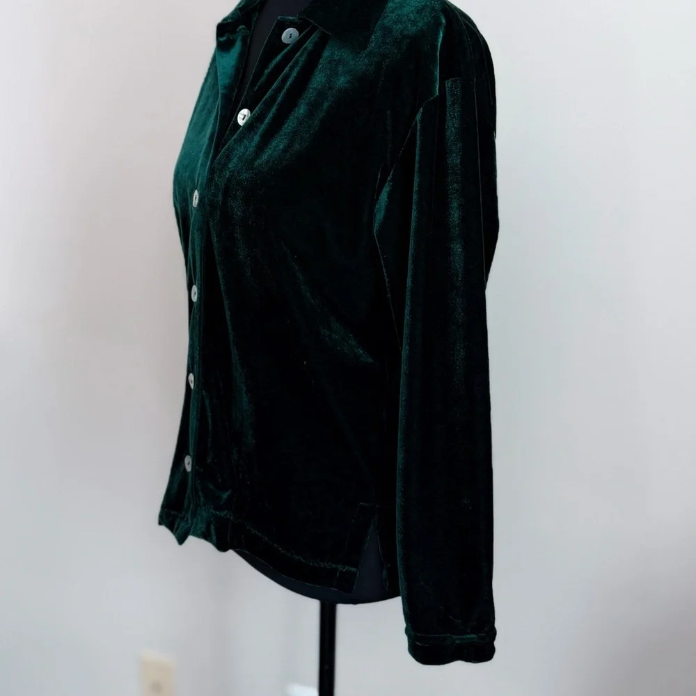 Elegant Velvet Green Button-Up Top - Picture 3 of 4
